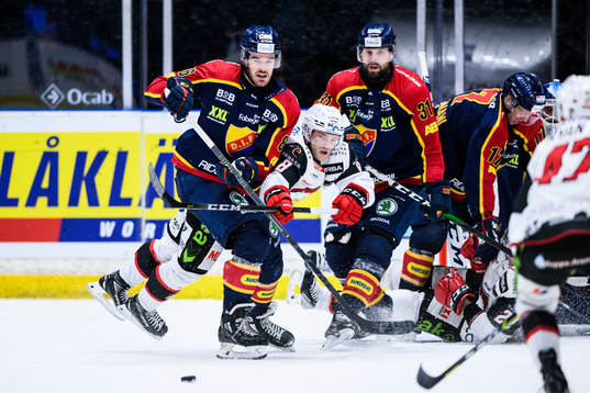 Djurgårdens Eric Gelinas och Malmö Redhawks Johan Olofsson
