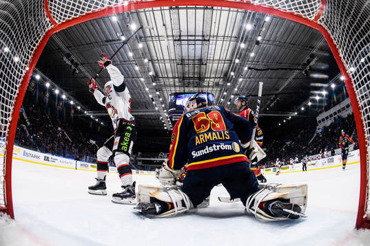 Malmö Redhawks Carl Söderberg jublar