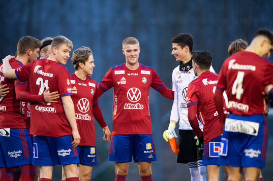 Östers Dennis Svernfors samlar laget i träningsmatchen