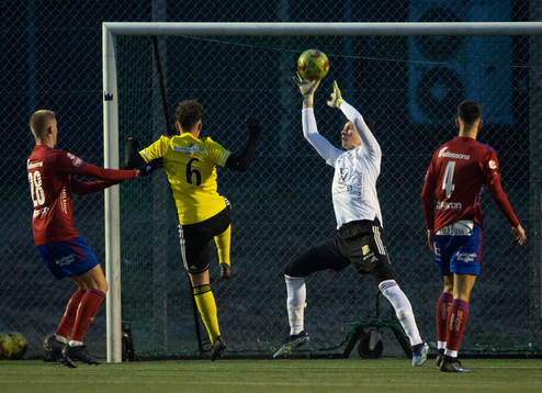Östers målvakt Victor Stulit räddar Max Nilssons skott i