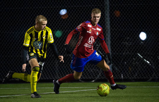 Östers Dennis Svernfors och IFK Hässleholms Olle Kjellman