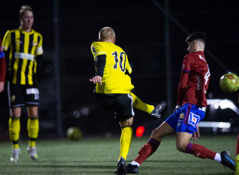 IFK Hässleholms 2-målsskytt Olle Kjellman Olblad skjuter