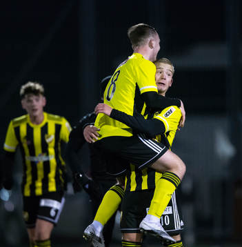 IFK Hässleholms 2-målsskytt Olle Kjellman Olblad grattas