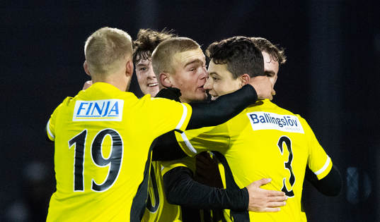 IFK Hässleholms 2-målsskytt Olle Kjellman Olblad grattas