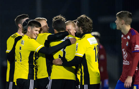 IFK Hässleholms 2-målsskytt Olle Kjellman Olblad grattas
