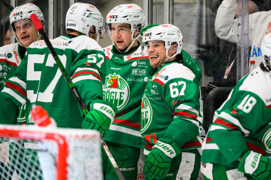 Rögles Leon Bristedt jublar med lagkamrater