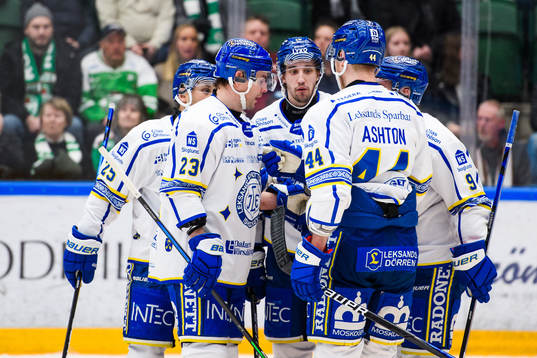 Leksands Mikael Ruohomaa jublar med lagkamrater