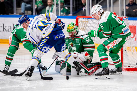 Leksands Carter Ashton framför Rögles målvakt