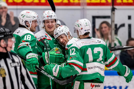 Rögles Daniel Zaar  jublar tillsamman med lagkamrater