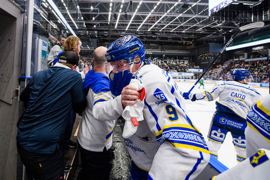 Leksands Patrik Zackrisson kliver av isen skadad