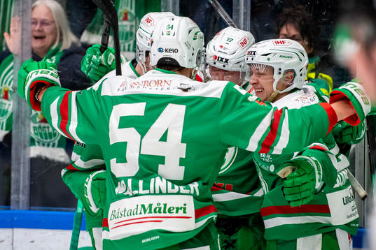 Rögles Samuel Jonsson jublar tillsamman med lagkamrater