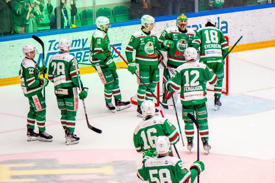 Rögle spelarna jublar