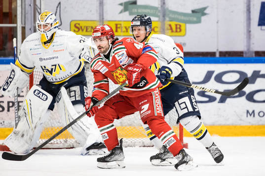 s Daniel Bertov framför HV71:s målvakt Filip Larsson