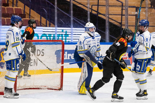 Leksands Paige Lindsey Agnew och målvakt Amanda Johansson