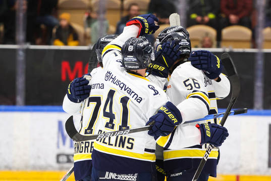 s Tyler Vesel (skymd) jublar med lagkamrater