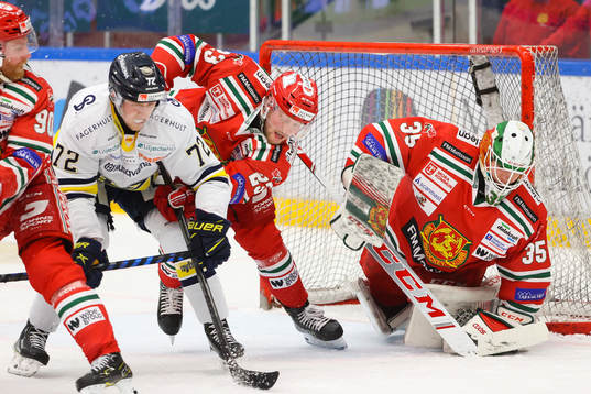 s Jonathan Davidsson och Moras Axel Bergkvist och målvakt