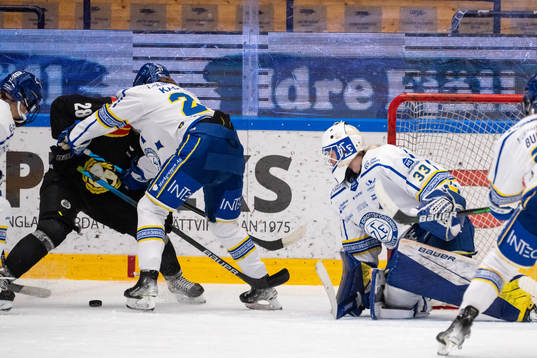 Brynäs Jenny Antonsson och Leksands Ida Karlsson bakom