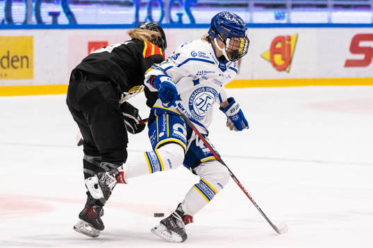 Brynäs Katerina Mrazova tacklar Leksands Tereza Vanisova