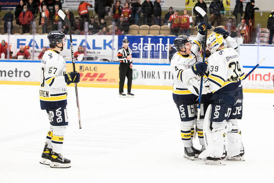 s Taylor Matson och HV71:s målvakt Filip Larsson  jublar