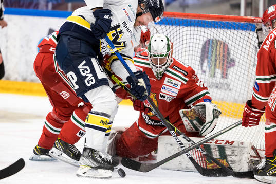 s Tommi Huhtala framför Moras målvakt Matteus Ward