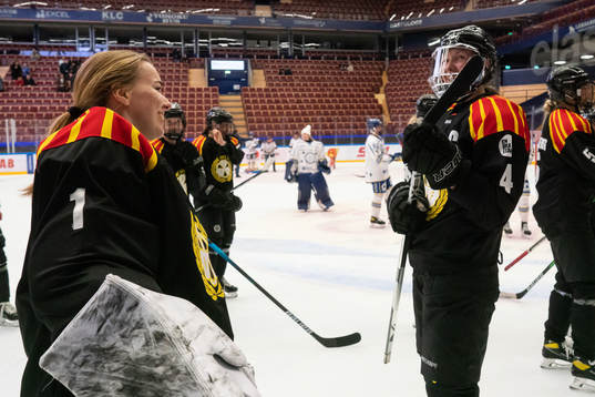 Brynäs målvakt Evelina Mäkinen och Rosa Lindstedt jublar