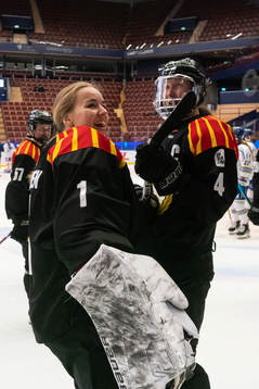Brynäs målvakt Evelina Mäkinen och Rosa Lindstedt jublar