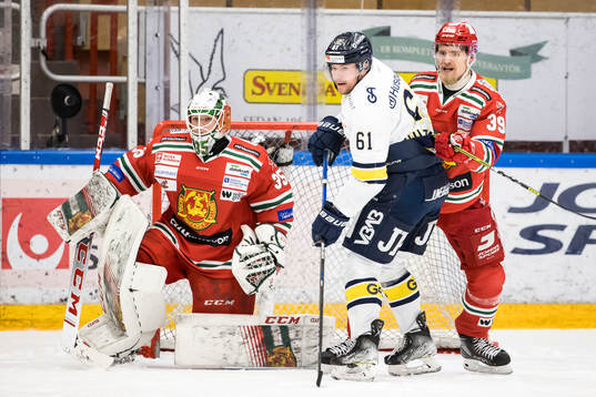 s Tommi Huhtala och Moras Kristoffer Gunnarsson framför