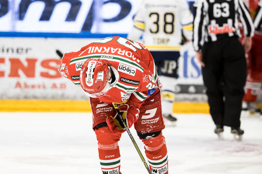 Moras Måns Carlsson har ont