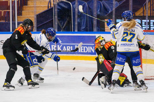 Brynäsmålvakt Ellen Johnssonunder ishockeymatchen i SDHL