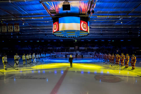 Hyllning till folket i Ukraina i Smidjegrav Arena