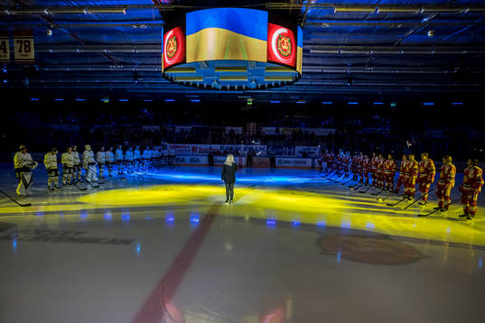 Hyllning till folket i Ukraina i Smidjegrav Arena