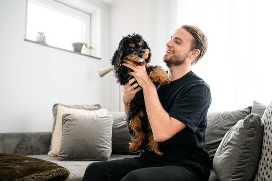 GAIS Gustav Lundgren leker med sin hund Harry