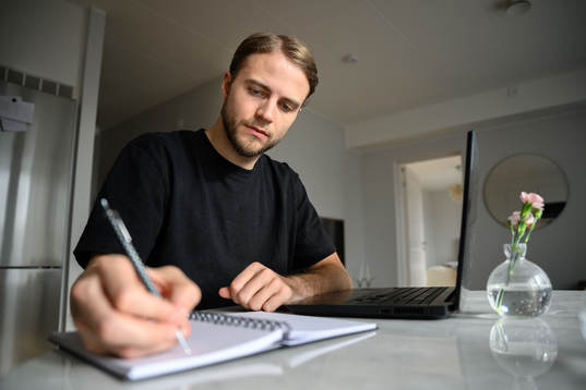 GAIS Gustav Lundgren pluggar framför datorn