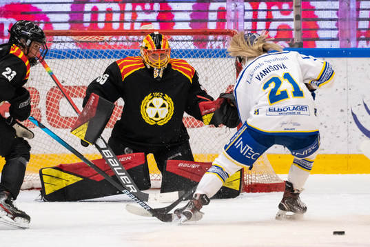Brynäs Emma Forsgren och målvakt Ellen Johnsson och