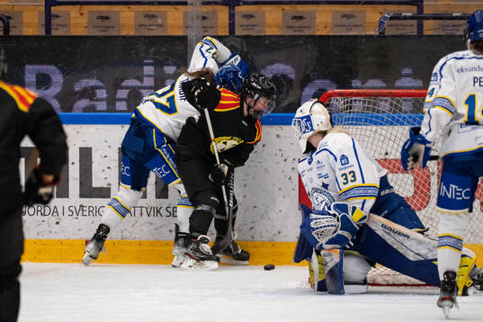 Leksands Katerina Bukolska och målvakt Amanda Johansson