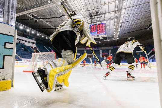s målvakt Minatsu Murase kliver in på isen innan