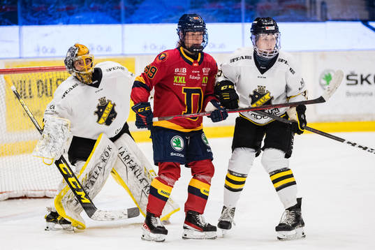 s målvakt Minatsu Murase och Lindsey Donovan försvarar