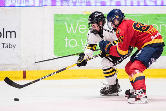 s Lisa Johansson och Djurgårdens Selma Tyreskog