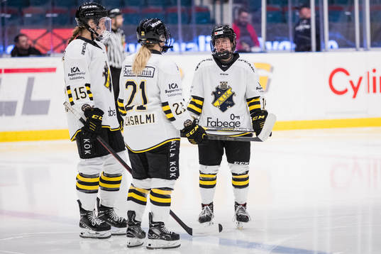 s Lindsey Donovan, Emmy Alasalmi och Lisa Johansson