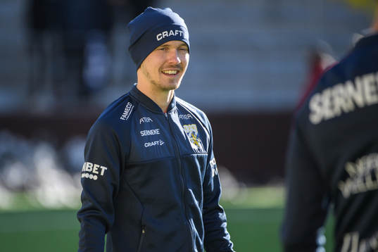 Patrik Karlsson Lagemyr innan fotbollsmatchen i Svenska