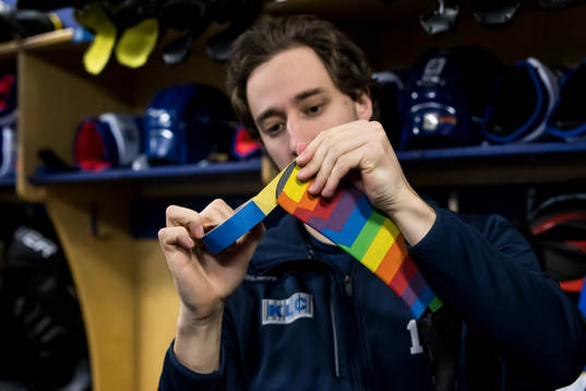 Leksands Max Veronneau  tejpar pride klubba