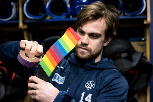 Leksands Oskar Lang  tejpar pride klubba