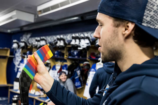 Leksands August Berg  tejpar pride klubba