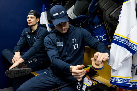 Leksands Linus Andersson  tejpar pride klubba