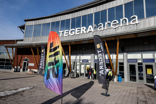 Pride flagga utanför Tegera Arena