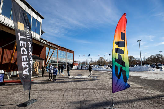 Pride flagga utanför Tegera Arena