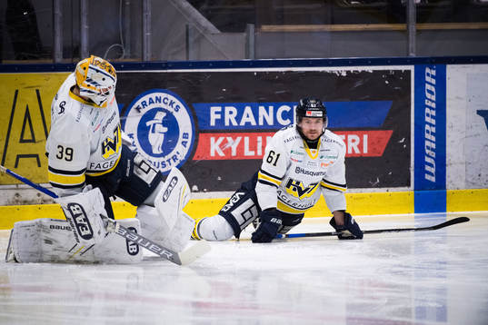 s målvakt Filip Larsson och Tommi Huhtala