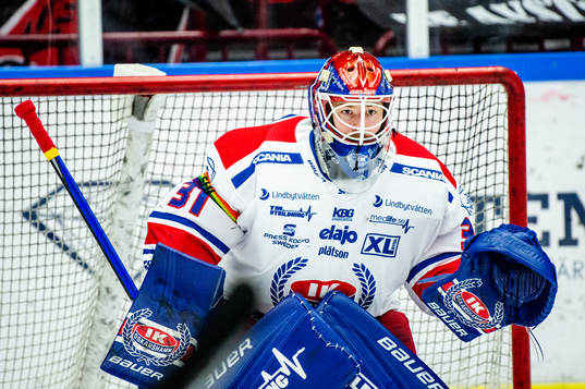 Oskarshamns målvakt Tim Juel värmer upp