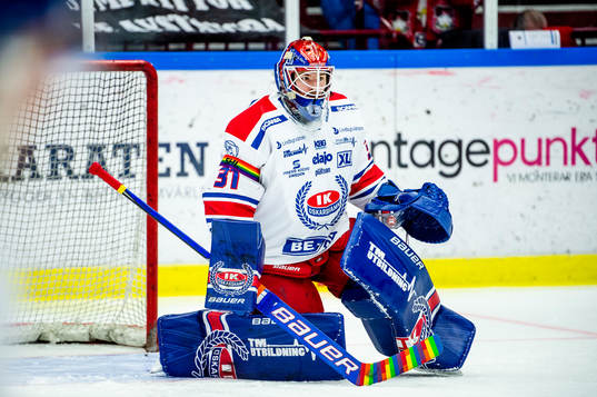 Oskarshamns målvakt Tim Juel värmer upp