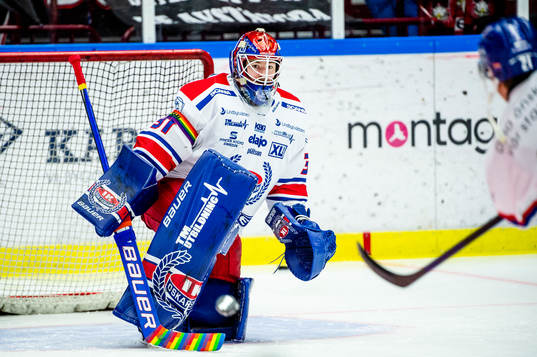 Oskarshamns målvakt Tim Juel värmer upp